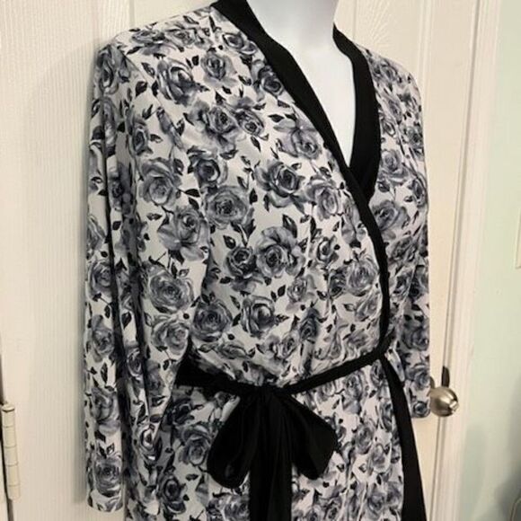 Laura Ashley Navy and White Floral Robe. Size Medium - Picture 4 of 5